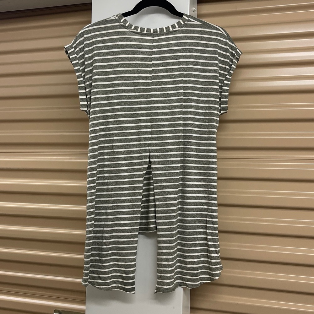 Top with split back - Picture 2 of 3